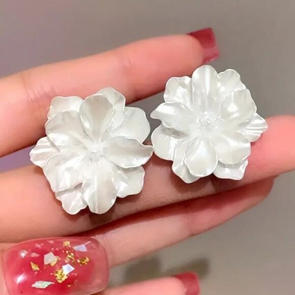 White Flower Stud Earrings Timeless Simple Style Ear Piercing Jewelry - Picture 7 of 7